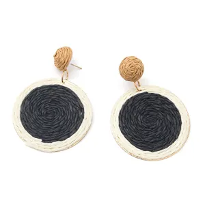 Handgemaakte geweven stro oorbellen met zwart witte cirkel en bohemian vakantie stijl voor dames.