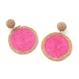 Handgemaakte boho rafia stro oorbellen met felroze geweven cirkel en natuurlijke knop voor dames