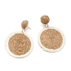 Detail van boho stro geweven ronde oorbellen voor vrouwen, gedetailleerd zomer strand sieraad.