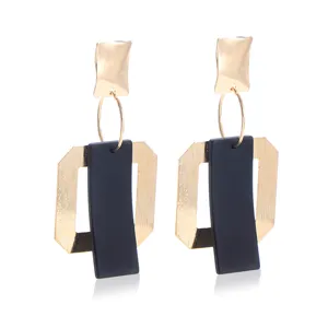 Gedetailleerd overzicht van geometrische holle metalen oorbellen, minimalistische sieraden.