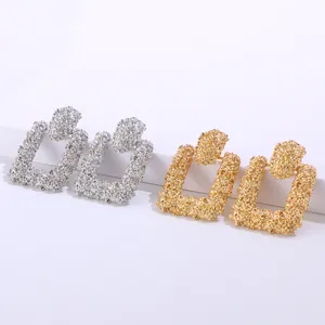 Overdreven geometrisch gematteerde oorknopjes voor vrouwen, onregelmatig patroon retro sieraden.