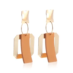 Minimalistische geometrische metalen oorbellen met stijlvol dubbellaags vierkant ontwerp.