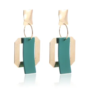 Chique geometrische oorbellen met een gouden frame en stijlvolle groene hanger.