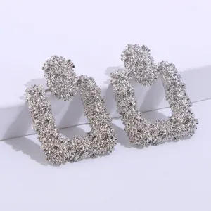 Stijlvolle geometrisch gestructureerde zilveren oorbellen voor dames, retro sieraden.