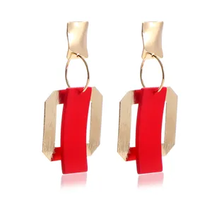 Chieke geometrische oorbellen met gouden frame en rood paneel voor dames mode dagelijks.