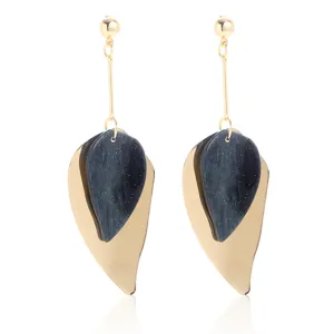 Dubbele laag blad oorbellen in goud en blauwe hars voor stijlvolle dagelijkse outfit.