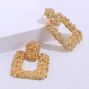 Grote geometrische gestructureerde gouden oorknopjes, overdreven design voor vrouwen.