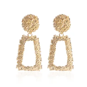 Geometrische matte oorknopjes voor dames, overdreven gestructureerde retro gouden oorbellen.