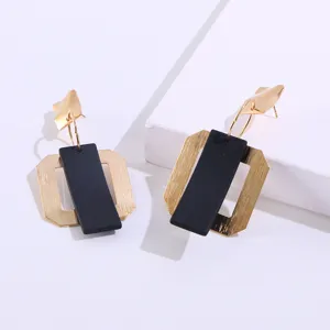 Minimalistische geometrische dubbellaagse vierkante metalen oorknopjes, modedetailweergave.
