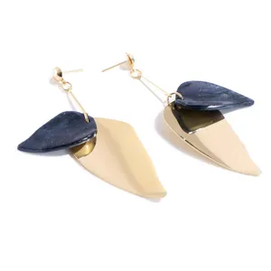 Dubbellaagse blad oorbellen, goud metaal en blauwe hars blad hanger, elegante stijl.