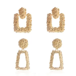 Gouden geometrische gestructureerde statement oorbellen voor dames, retro stijl metalen oorknopjes.