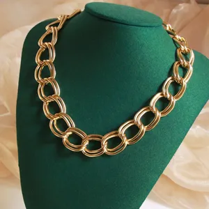 Primo piano dettagliato sulla collana a catena dorata spessa, accessorio elegante.