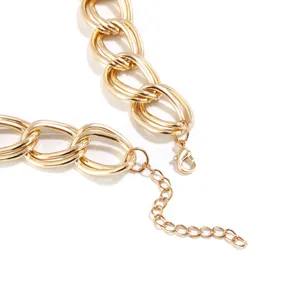 Primo piano dettagliato della collana a catena grossa dorata con chiusura a moschettone.
