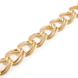 Primo piano dettaglio di una catena a maglie metalliche dorate elegante per bigiotteria.