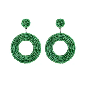 Handgemaakte groene Rocailles kralen oorbellen, bohemian retro stijl sieraden detail weergave.