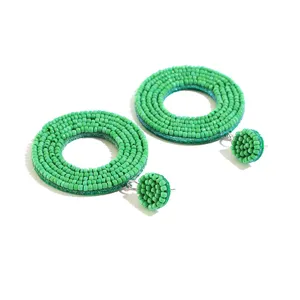 Handgemaakte groene kralen hoepel oorbellen, boheemse retro stijl bungelende oorbellen.