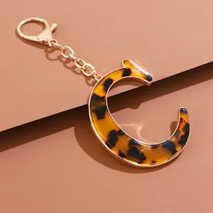 Schildpatt Acetat Buchstabe C Schlüsselanhänger mit goldfarbener Kette und Haken.