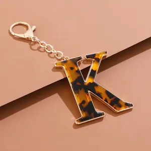 Schildpatt Buchstabe K Schlüsselanhänger goldfarbene Legierung Taschen-Accessoire Detailaufnahme