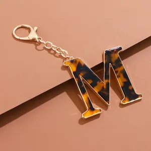 Schluesselanhaenger mit Buchstaben M, Schildkroetenschale und Goldlegierung, Taschendekor.