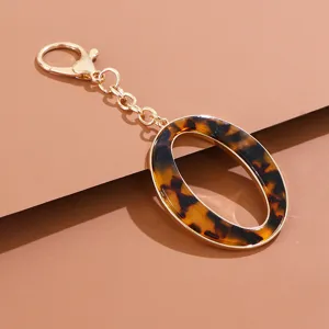 Detailansicht eines modischen Legierung Schildpatt Buchstaben Keychain Accessoire.