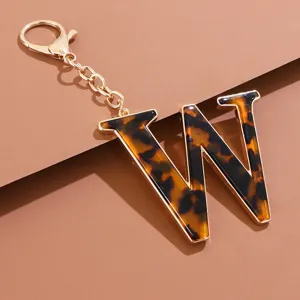 Schildpatt Buchstabe W Schlüsselanhänger Anhänger mit goldener Kette Detailansicht