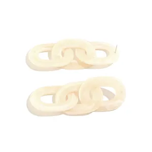 Chique beige acryl schakelketting oorbellen voor dames, stijlvolle geometrische sieraden.