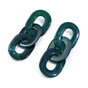 Detailopname groene acryl schakelketting oorbellen, uniek gemarmerd hangend ontwerp.