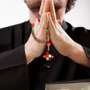 Kerst houten rozenkrans ketting met kleurrijke kralen en druppel kruis hanger voor gebed