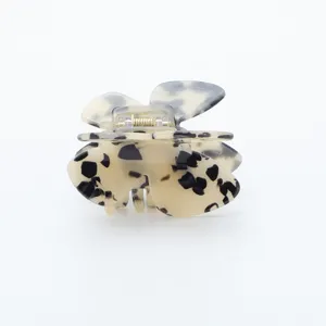 Elegante acetaat vlinder haarhaak met stijlvol zwart-wit patroon voor dames en meisjes.
