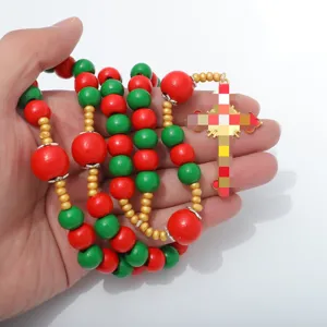 Gedetailleerd overzicht van kleurrijke houten kralen rozenkrans ketting met kruis hanger.