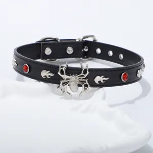 Gotische zwarte lederen choker ketting met zilveren spinnenhanger en rode stenen.