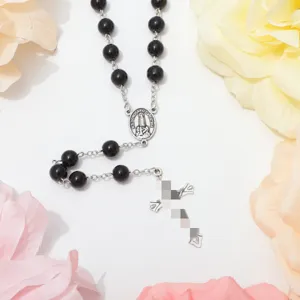 Zwarte glazen kraal rozenkrans ketting met kruis hanger voor religieuze doop en dagelijks.