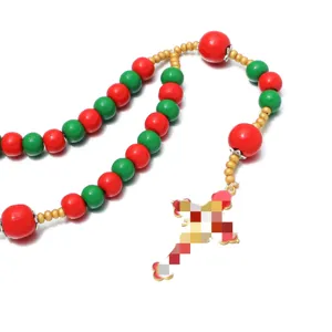 Kerst houten rozenkrans ketting met kleurrijke ronde kralen en hanger kruis detail.
