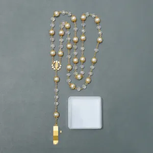 Klassieke katholieke rozenkrans ketting met parels en kristalparels en een kruis.