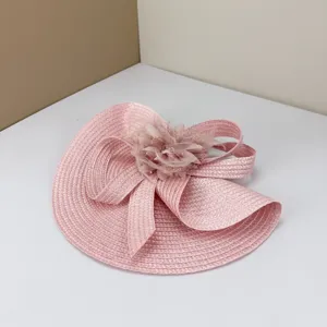 Elegante cappello fascinator rosa con fiore fatto a mano e piuma per eventi di nozze.