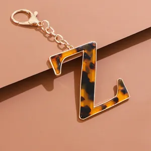 Nahaufnahme des stilvollen Buchstaben Z Schlüsselanhängers mit Schildpatt-Acetat und Gold.