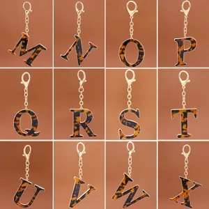 Schildpatt Buchstabe Schlüsselanhänger mit Gold Legierung Haken modischer Alphabet Anhänger.