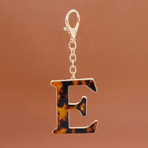 Detailansicht Buchstabe E Schlüsselanhänger Acetat Leo-Muster, goldene Metalllegierung.