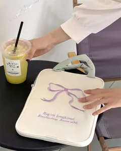 Niedliche lila Schleife bestickte Tablet Hülle mit Griff für iPad 11 13 Zoll ästhetische Tasche