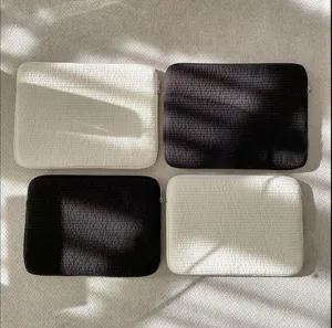 Detailaufnahme der gesteppten Laptoptasche mit weicher Textur und minimalistischem Design.