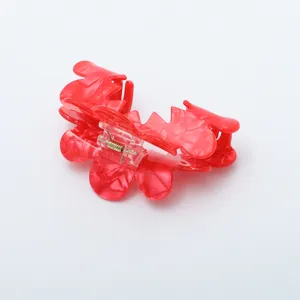 Rode haarclip detailweergave, grote haarnadel met getextureerd oppervlakontwerp duidelijk.