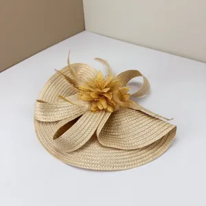 Elegante cappello fascinator in paglia fatto a mano con dettagli di fiori e piume.