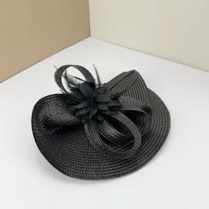 Vista dettagliata del cappello fascinator nero, copricapo nuziale con piume fatte a mano
