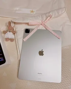Süße gesteppte Tablet-Hülle mit rosa Schleife, ästhetisch gepolsterte Tasche für Laptop.