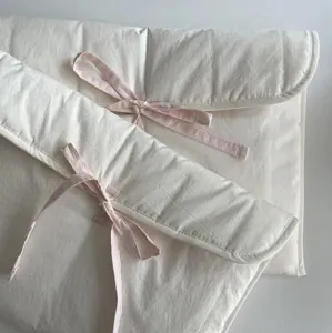 Nahaufnahme der gesteppten Laptoptasche mit süsser rosa Schleife für iPad und Tablet.