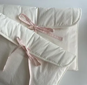 Nahaufnahme Detail der weißen gesteppten Laptoptasche mit rosa Schleife, ästhetisch.