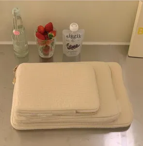 Gesteppte Laptoptasche weiß ästhetisch iPad Tablet Innentasche minimalistische Schutzhülle