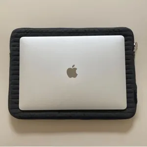 Schwarze gesteppte Laptoptasche Detail, minimalistische weiche Innentasche für Notebook.