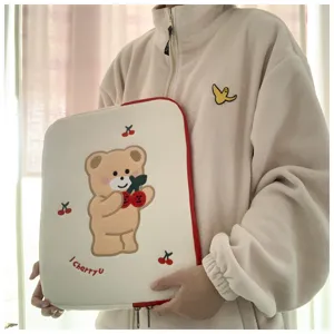 Detailansicht der süßen Kirschbär Laptoptasche aus weichem Stoff mit feiner Stickerei.