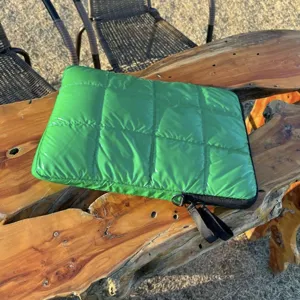 Dettaglio custodia per laptop trapuntata puffer verde, custodia protettiva morbida.